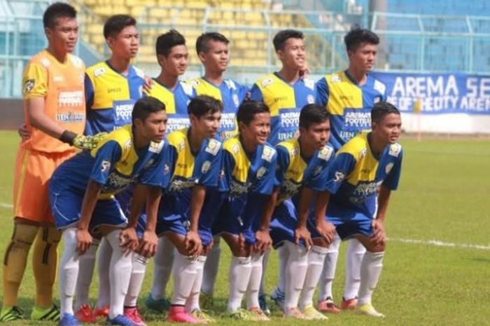 Para pemain Arema U-21 pose bersama sebelum menjamu Madura United U-21 di Stadion Kanjuruhan, Kab Malang, Minggu (6/11/2016) sore. 