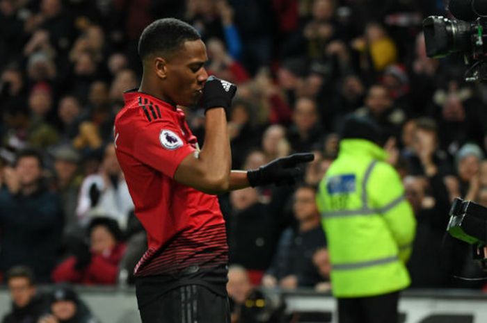 Selebrasi pemain Mancheter United, Anthony Martial, usai mencetak gol ke gawang Everton pada pertandingan Liga Inggris melawan Everton di Old Trafford, Minggu (28/10/2018).