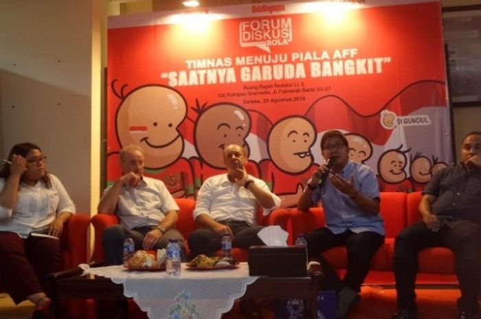 Pelatih timnas Alfred Riedl (dua dari kiri) dalam Forum Diskusi BOLA di ruang rapat redaksi Kompas Gramedia, Palmerah Barat, Jakarta, Selasa (23/8/2016) sore. 