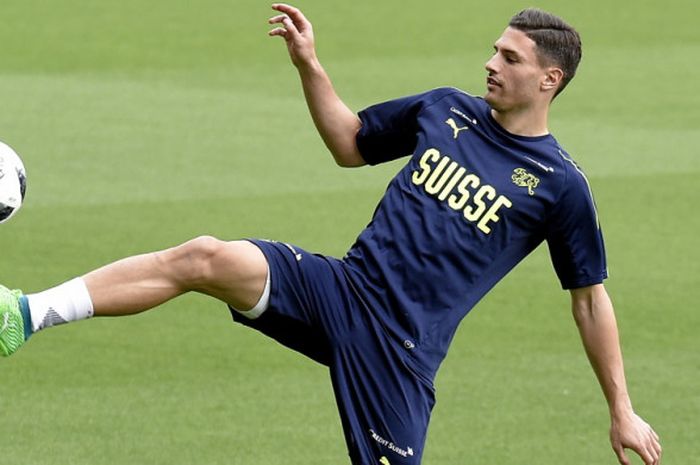 Aksi bek timnas Swiss, Fabian Schar, dalam sesi latihan timnya jelang tampil di Piala Dunia 2018 di Stadion La Ceramica, Vilarreal, Spanyol, pada 2 Juni 2018.