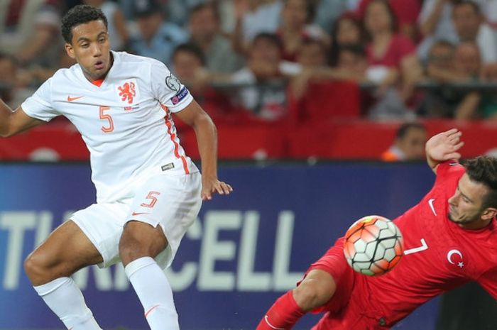 Jairo Riedewald (kiri) membela timnas Belanda saat melawan Turki pada partai Kualifikasi Piala Eropa