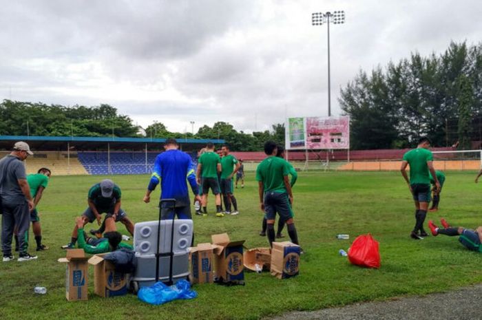 Suasana sesi latihan timnas Indonesia di Stadion H Murthala, Banda Aceh, Minggu (3/12/2017) siang WIB. Tampak Muhammad Hargianto tengah dipantau dokter tim, Syarief Alwi.