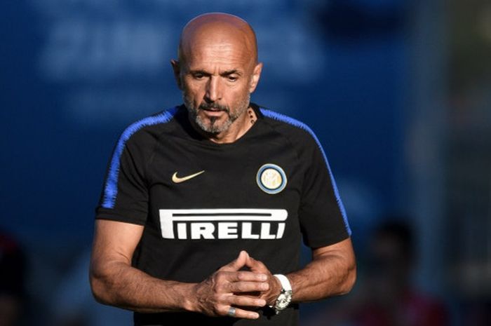 Ekspresi pelatih Inter Milan, Luciano Spalletti, dalam laga persahabatan kontra FC Sion di Stadion Tourbillon, Sion, Swiss pada 18 Juli 2018.