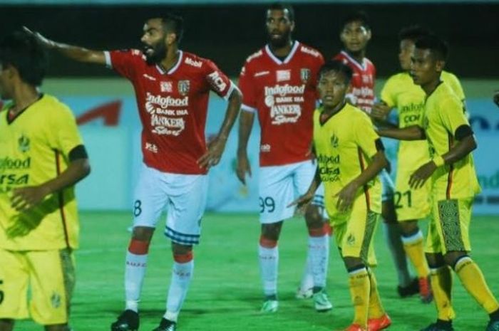 Playmaker Bali United, Marcos Flores (dua dari kiri) berteriak saat timnya bersua Celebest FC pada laga pertama Trofeo Bali Island Cup 2017 di Stadion Kapten I Wayan Dipta, Gianyar, Jumat (31/3/2017) malam. 