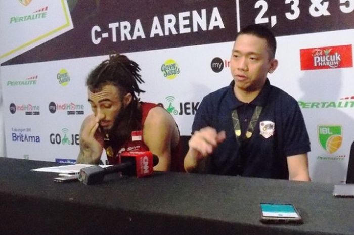 Pelatih Garuda, Andre Yuwadi berbicara dalam konferensi di GOR C'Tra Arena, Bandung, Sabtu (3/3/2018).