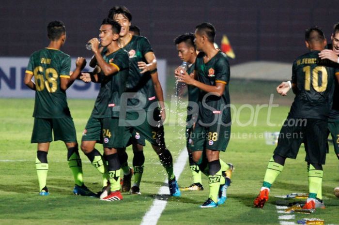 Para pemain PS Tira merayakan kemenangan tipis 1-0 saat menjamu Madura United dalam laga pekan kedua Liga 1 2018 di Stadion Sultan Agung, Bantul, Senin (2/4/2018)
