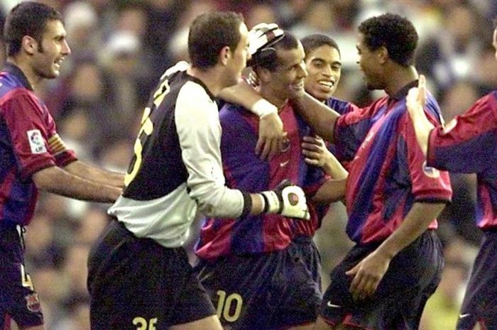  Rivaldo merayakan gol bersama rekan setim dalam laga el clasico antara Real Madrid vs Barcelona, 3 Maret 2001. 