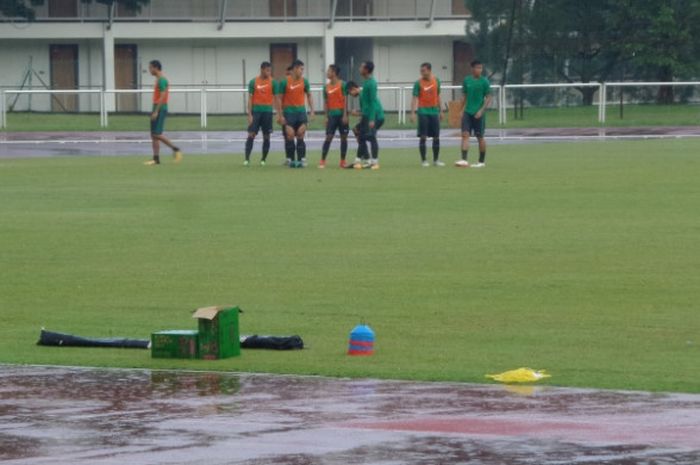 Para pemain timnas U-22 Indonesia dalam sesi latihan sore di Stadion UKM, Bangi, Selangor pada Sabtu (19/8/2017).