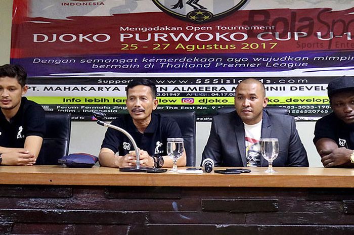 Dari kiri-kanan: mantan pemain Timnas Indonesia U-23, Syamsir Alam, mantan pelatih Persib Bandung, Djajang Nurdjaman, Djoko Purwoko, dan mantan pemain PBR, Ibrahim Conteh saat memberikan keterangan seputar turnamen U-12 Djoko Purwoko Cup, Sabtu (19/8/2017). 
