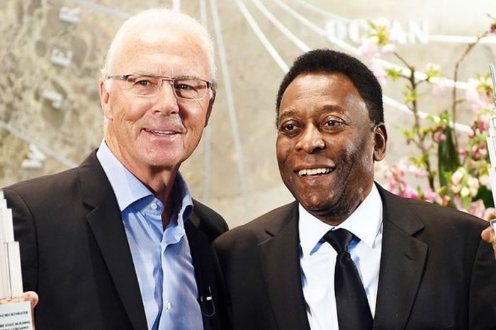 Legenda sepak bola, Franz Beckenbauer (kiri) dan Pele, berpose di Empire State Building, New York,  17 April 2015, saat peluncuran tim New York Cosmos untuk musim kompetisi 2015 .