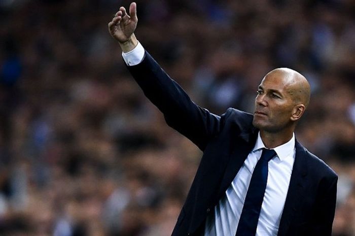 Ekspresi pelatih Real Madrid, Zinedinen Zidane, saat memberikan arahan kepada para pemainnya dalam pertandingan La Liga 2016-2017 menghadapi Espanyol di Stadion RCDE, Barcelona, Spanyol, pada Minggu (18/9/2016).