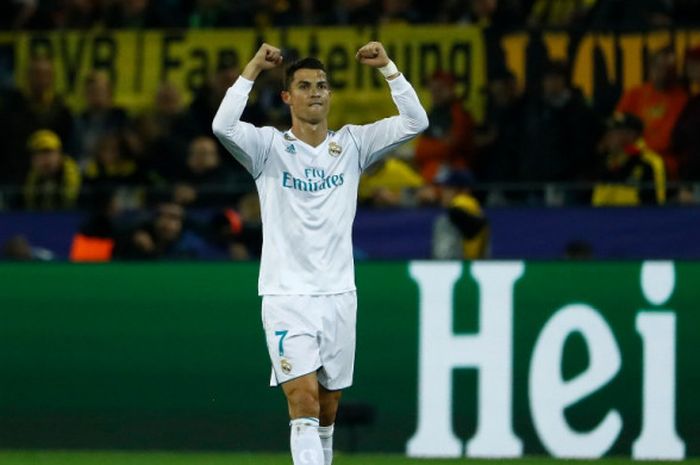 Megabintang Real Madrid, Cristiano Ronaldo, merayakan gol yang dia cetak ke gawang Borussia Dortmund dalam laga Grup H Liga Champions di Stadion Signal Iduna Park, Dortmund, Jerman, pada 26 September 2017.