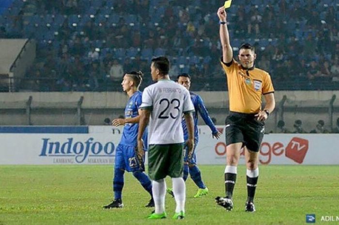 Shaun Evans, wasit asal Australia, saat memimpin laga Persib Bandung versus PS TNI, Sabtu (5/8/2017).