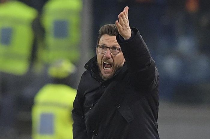 Reaksi pelatih AS Roma, Eusebio Di Francesco, dalam laga babak 16 besar Coppa Italia kontra Torino di Stadion Olimpico, Roma, pada 20 Desember 2017.