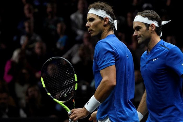 Rafael Nadal (kiri) dan Roger Federer berpasangan pada laga ganda putra Piala Laver di Praha, Republik Ceska, Sabtu (23/9/2017).