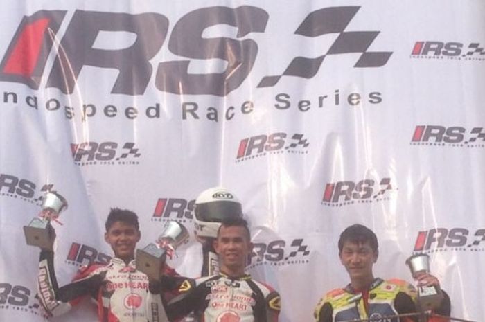 Gerry Salim (tengah) menjadi juara dalam race pertama Indospeed Race Series kelas Kejurnas Supersports 600cc di Sirkuit Sentul, Bogor, pada Sabtu (26/3/2016).