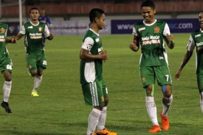 Selebrasi para pemain PS TNI U-21 setelah Fredyan Wahyu (tengah) mencetak gol ke gawang Bali United U-21 pada final ISC U-21 di Stadion Manahan, Solo, Selasa (13/12/2016) malam. 