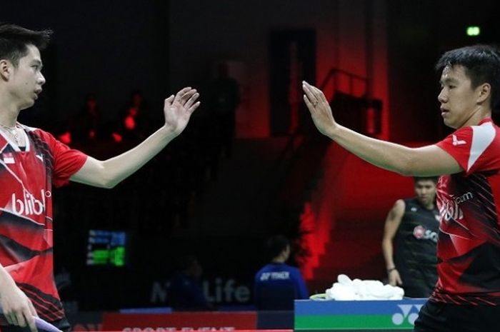 Pasangan ganda putra Indonesia, Marcus Fernaldi Gideon/Kevin Sanjaya Sukamuljo, melakukan tos saat menghadapi Kittinupong Kedren/Dechapol Puavaranukroh (Thailand). Marcus/Kevin lolos ke babak perempat final setelah mengalahkan Kittinupong/Dechapol dengan 21-17, 21-11, pada laga babak kedua yang berlangsung di Odense Sports Park, Kamis (20/10/2016).