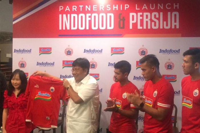 Persija Jakarta mengumumkan kerjasama dengan Indofood di Upnormal Cafe, Menteng, Jakarta Pusat, Kamis (17/1/2019).