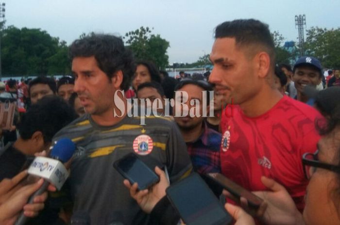 Pelatih Persija Jakarta, Stefano Cugurra (kiri), menerjemahkan pernyataan calon marquee player, Jaimerson Da Silva Xavier (kanan).