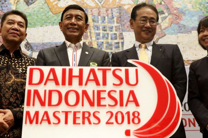 Ketua Umum PP PBSI Wiranto (kedua dari kiri) berfoto dengan Executive Officer Daihatsu Motor Jepang Osamu Naruse (kedua dari kanan), Direktur Astra Daihatsu Motor Indonesia Amelia Tjandra (paling kanan), dan Sekretaris Jenderal PP PBSI Achmad Budiharto, seusai menandatangani MoU sponsorship untuk turnamen Indonesia Masters di Pelataran Ramayana, Hotel Kempinski, Jakarta, Selasa (3/10/2017).