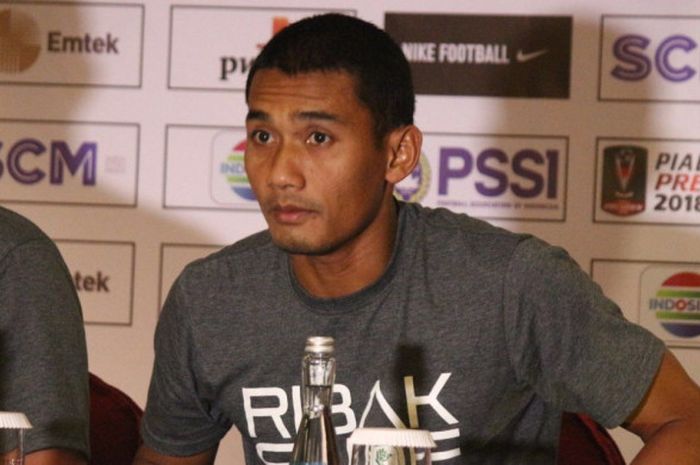 Pemain PSMS Medan Legimin Rahardjo saat memberikan keterangan dalam konferensi pers di Hotel Grand Tjokro, Sabtu (20/1/2018).