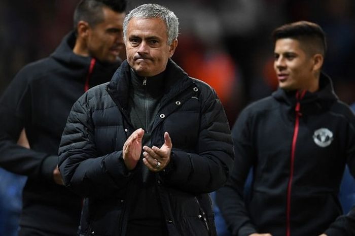 Manajer Manchester United, Jose Mourinho (tengah) bertepuk tangan usai pertandingan Grup A Liga Europa 2016-2017 menghadapi Fenerbahce di Stadion Old Trafford, Manchester, Inggris, Kamis (20/10/2016).