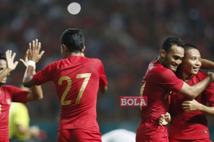        Selebrasi gelandang timnas Indonesia, Evan Dimas, seusai membobol gawang Mauritius dalam laga persahabatan di Stadion Wibawa Muklti, Selasa (11/9/2018).        