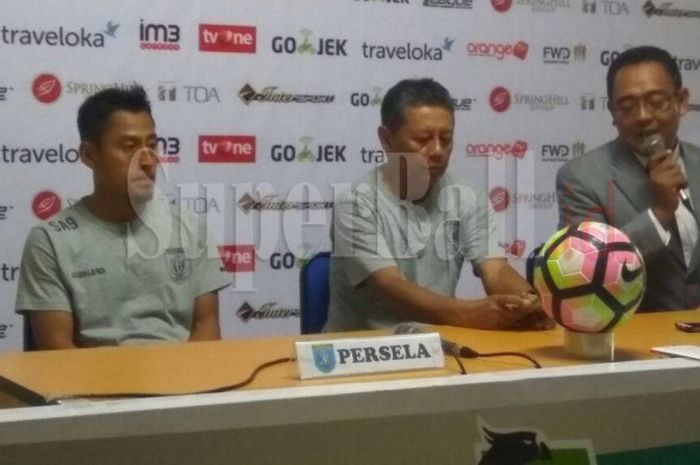 Samsul Arif (kiri) dan Pelatih Persela Herry Kiswanto dalam konferensi pers usai laga kontra Persija Jakarta di Stadion Patriot, Minggu (27/8/2017)
