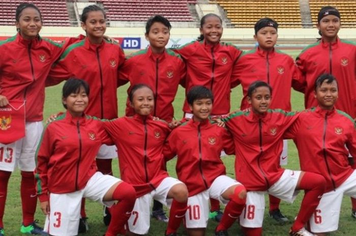 Skuat utama timnas putri u-15 Indonesia berpose menjelang laga pertama mereka pada ajang Piala AFF U-15 Girls Championship 2017 kontra Filipina di Stadion KM 16, Vientiane, Laos, Selasa (9/5/2017).