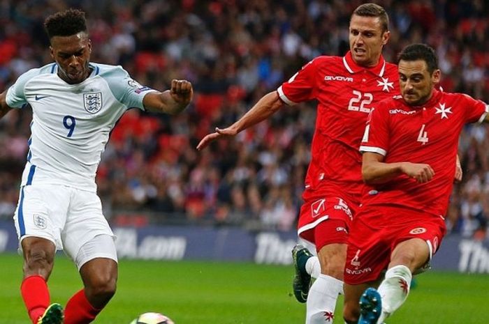 Penyerang Inggris, Daniel Sturridge (kiri), melepaskan tembakan di antara kawalan dua pemain Malta dalam laga Kualifikasi Piala Dunia 2018 di Wembley, London, 8 Oktober 2016.