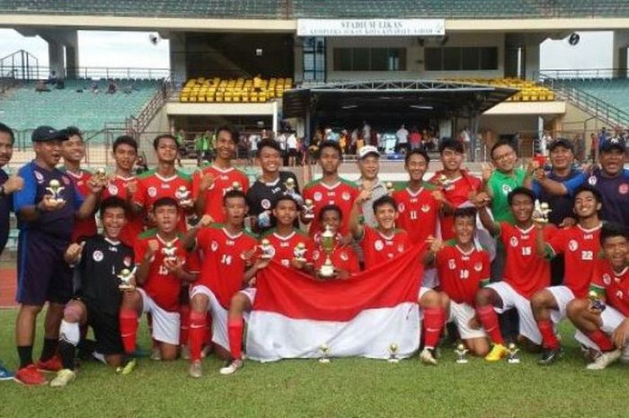 Timnas Pelajar U-16 berfoto bersama pelatih dan official setelah menjuarai Borneo Cup 2017 yang digelar di Malaysia. 