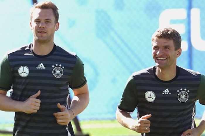 Manuel Neuer (kiri) dan Thomas Mueller saat melakoni sesi latihan timnas Jerman di Ermitage Evian, 17 Juni 2016. Neuer dan Mueller termasuk dua pemain Bayern Muenchen yang tersisa di Piala Eropa.