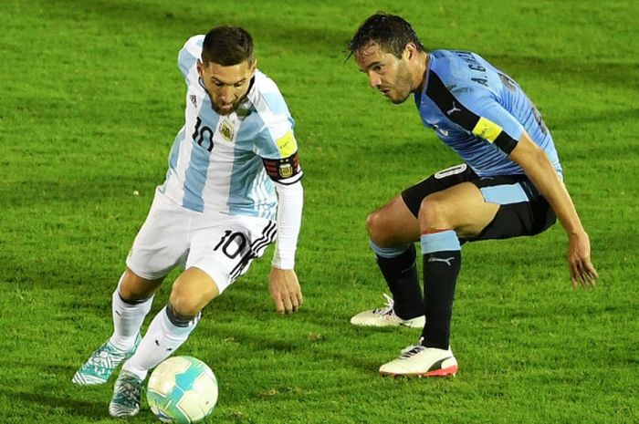 Kapten Argentina, Lionel Messi (kiri), berduel dengan pemain Uruguay, Alvaro Gonzalez, dalam laga Kualifikasi Piala Dunia 2018 zona Amerika Selatan di Stadion Centenario, Montevideo, pada 31 Agustus 2017.