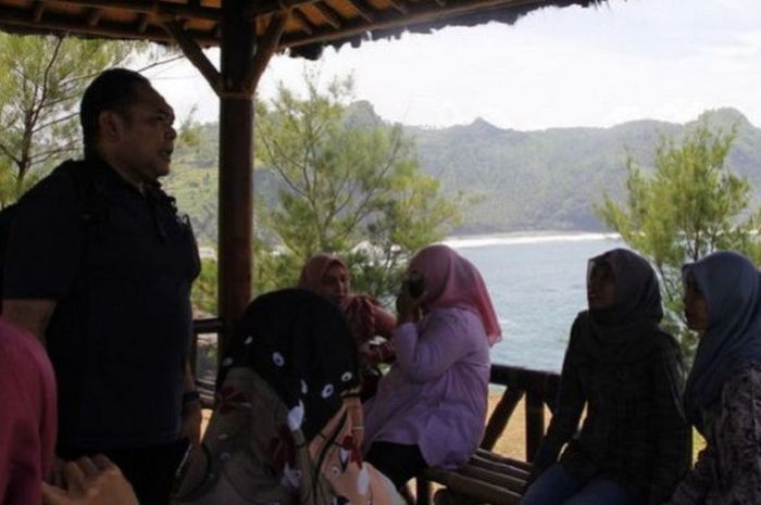 Sekretaris Deputi Bidang Peningkatan Prestasi Olahraga, Aris Subiyono, saat mengunjungi Pantai Menganti yang berlokasi di Desa Karangduwur, Kecamatan Ayah, Kabupaten Kebumen, Jawa Tengah, Selasa (20/3/2018).