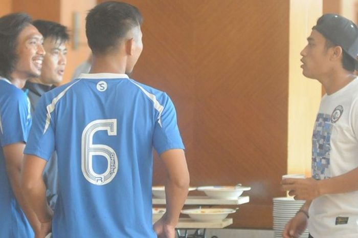 Bek Arema FC, Beni Wahyudi, berbincang dengan pemain Persib, Hariono, di Hotel Novotel, Solo, pada Sabtu 25 Februari 2017