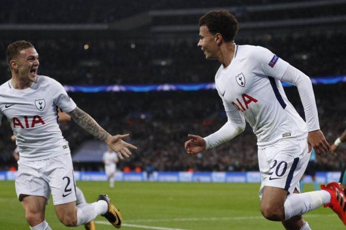 Gelandang Tottenham Hotspur, Dele Alli (kanan), merayakan golnya bersama Kieran Trippier dalam laga Grup H Liga Champions kontra Real Madrid di Stadion Wembley, London, Inggris, pada 1 November 2017.