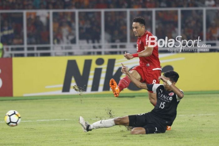 Pemain Persija Jakarta, Addison Alves, melepas tembakan ke gawang Home United pada laga semifinal leg 2 zona ASEAN Piala AFC 2018 di Stadion Utama Gelora Bung Karno, Jakarta, Selasa (15/5/2018) malam WIB.