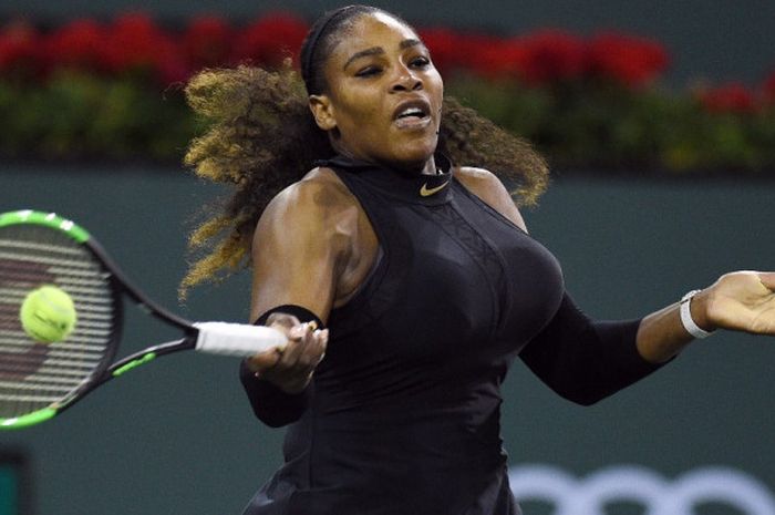 Petenis tunggal putri Amerika Serikat (AS), Serena Williams, mengembalikan bola pukulan lawannya, Zarina Diyas (Kazakhstan), pada laga babak kesatu turnamen Indian Wells Masters 2018 di Indian Wells, California, AS, Kamis (8/3/2018) waktu setempat.