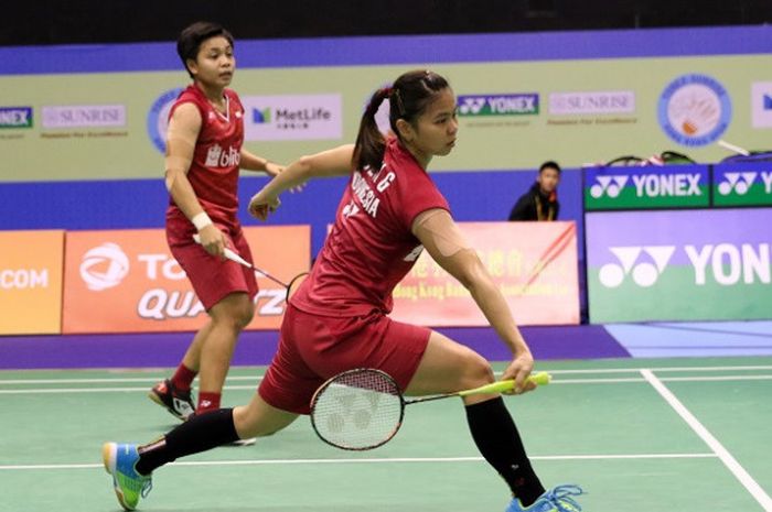 Pasangan ganda putri Indonesia, Greysia Polii/Apriyani Rahayu, mengembalikan kok ke arah Huang Dongping/Li Wenmei (China) pada babak semifinal Hong Kong Terbuka di Hong Kong Coliseum, Kowloon, Sabtu (25/11/2017).