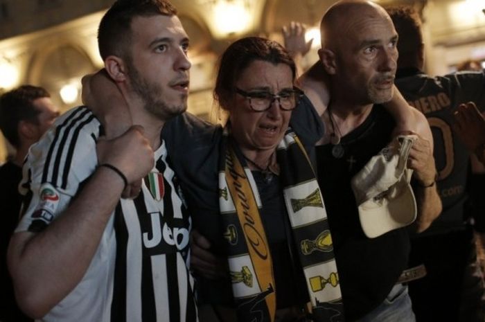Seorang wanita suporter Juventus sedang dievakuasi setelah menjadi salah satu korban insiden kepanikan di acara nonton bareng laga final Liga Champions antara Juventus dan Real Madrid di Piazza San Carlo, Turin, 3 Juni 2017.