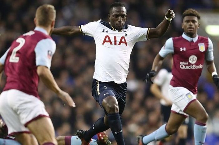 Pemain Tottenham, Moussa Sissoko, beraksi pada laga Piala FA Babak Ketiga kontra Aston Villa di White Hart Lane, London, pada 8 Januari 2017.