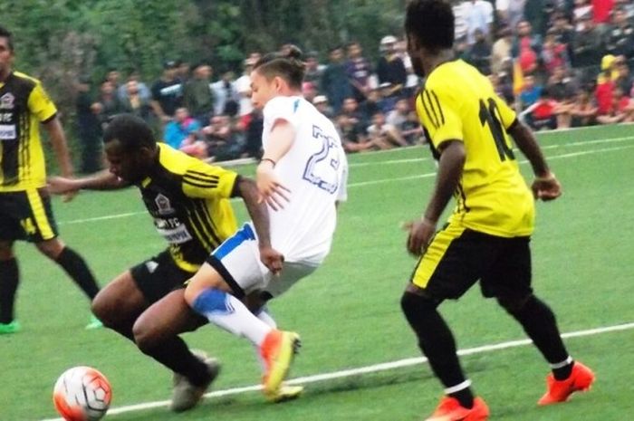 Gelandang Persib Bandung, Kim Jeffrey Kurniawan (putih) mencoba merebut bola dari kaki pemain Yahukomi FC dalam laga uji coba di Lapangan Lodaya, Bandung, pada Sabtu (1/4/2017).