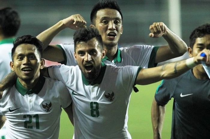 Para pemain Indonesia, Andik Vermansah, Stefano Lilipaly, dan Bayu Pradana, merayakan kemenangan atas Singapura di laga fase grup Piala AFF 2016 di Rizal Memorial Stadium, Filipina, pada 25 November 2016.