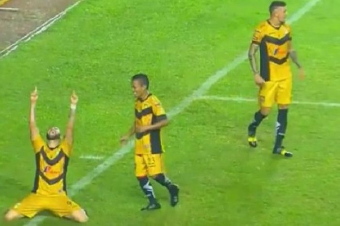 Marlon Da Silva rayakan gol Mitra Kukar ke gawang Persib Bandung di Stadion Si Jalak Harupat, Kamis (17/3/2016). 