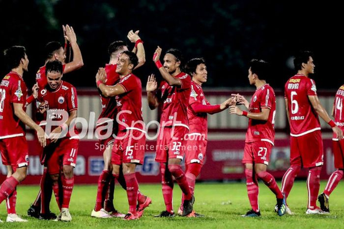 Skuat Persija Jakarta merayakan kemenangan 1-0 atas Persib Bandung di Stadion PTIK, Jakarta, Sabtu (30/6/2018).