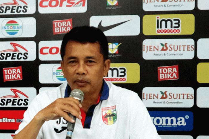 Pelatih Mitra Kukar, Jafri Sastra memberikan keterangan ke media di markas Persela Lamongan, Stadion Surajaya, Kamis (15/12/2016).