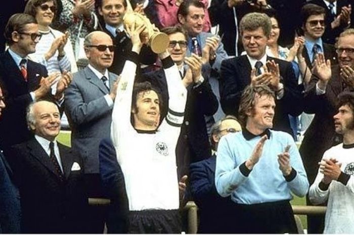 Kapten Jerman Barat, Franz Beckenbauer, mengangkat trofi Piala Dunia, 7 Juli 1974, di Munich, Jerman.