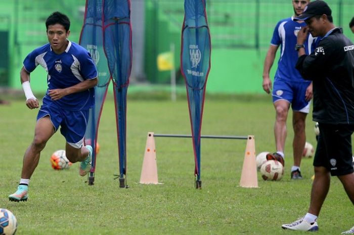 Ahmad Bustomi dalam sebuah latihan Arema Cronus di Stadion Kanjuruhan, Kabupaten Malang, pada pertengahan Januari 2016.