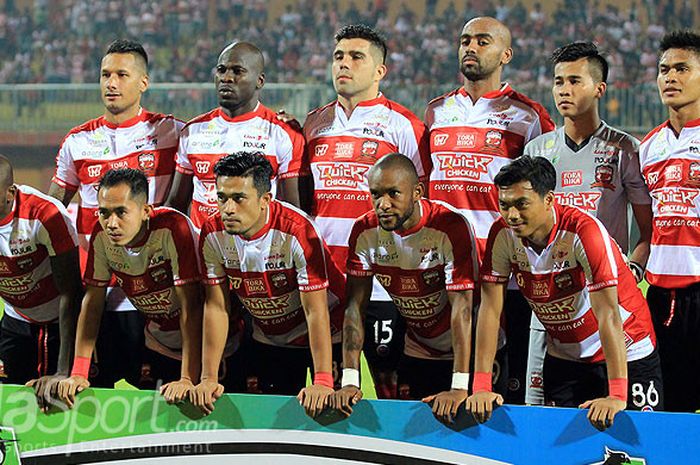   Pemain Madura United berfoto menjelang dimulainya laga melawan gawang Barito Putera pada pekan pertama Liga 1 2018 di Stadion Gelora Ratu Pamellingan Pamekasan, Jawa Timur, Senin (26/03/2018) malam.  